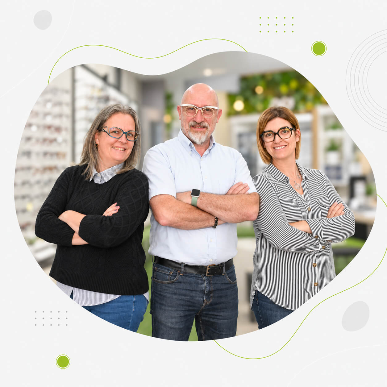 equipe-d-optique-dans-un-decor-moderne